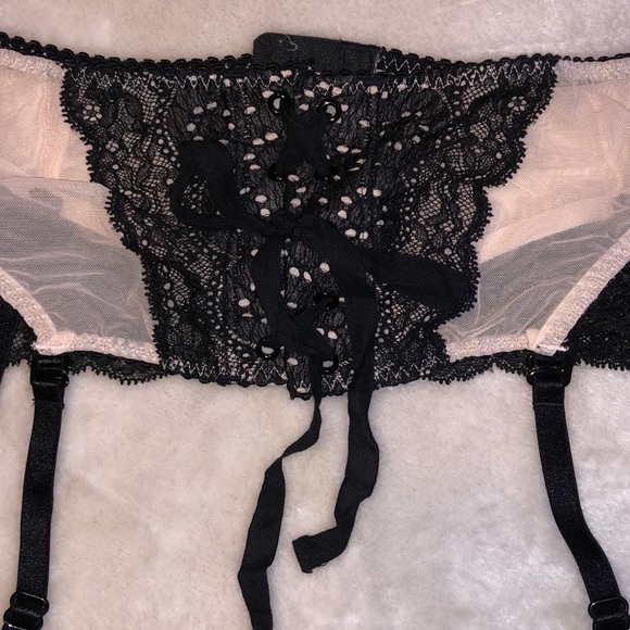 NWT Victoria’s Secret Light Pink & Black Lace Mesh Garter Belt/Skirt - Size M/L - Picture 4 of 8